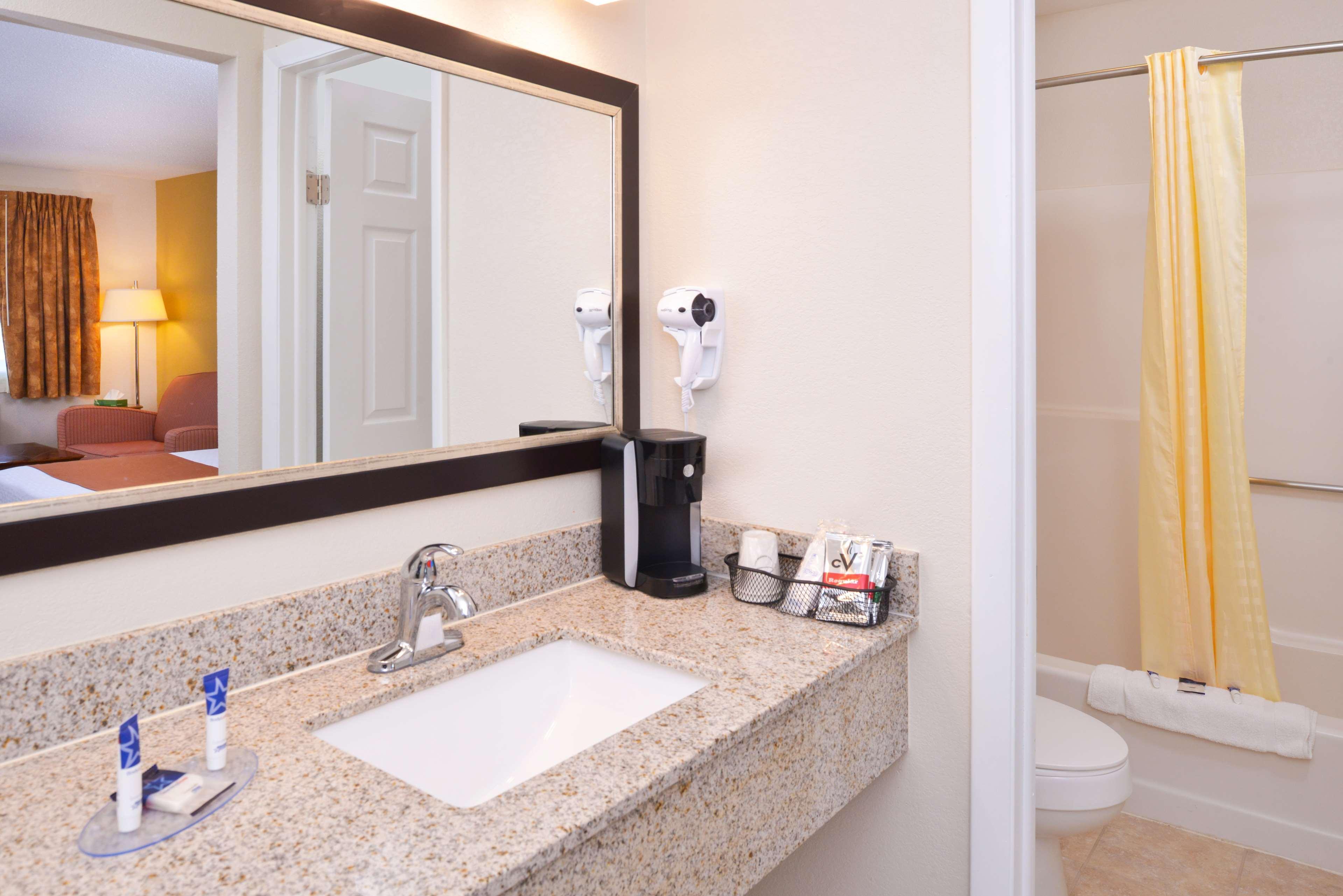 Americas Best Value Inn Plattsburgh Eksteriør billede