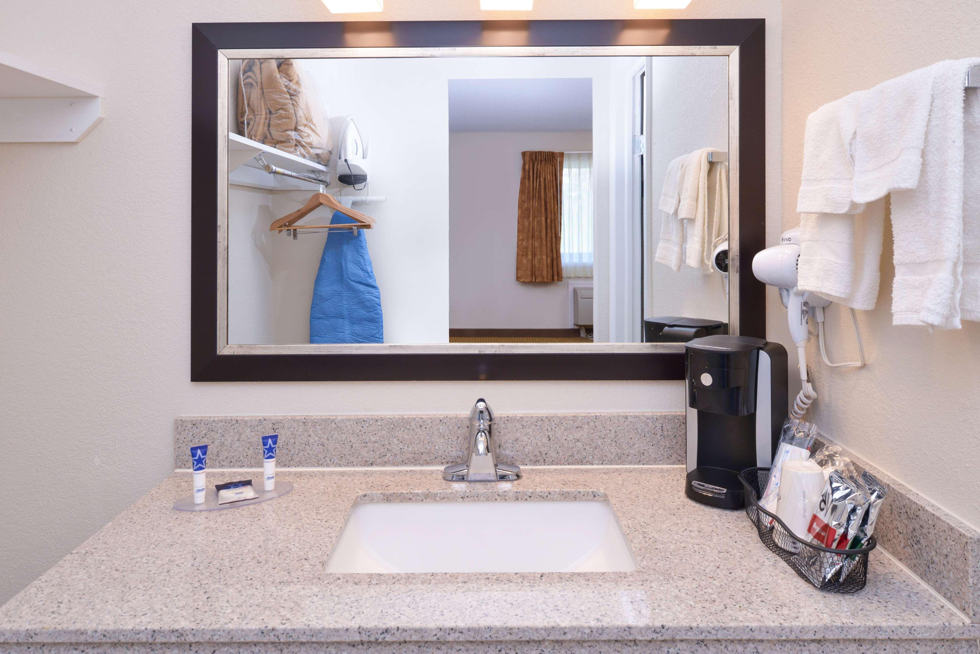 Americas Best Value Inn Plattsburgh Eksteriør billede
